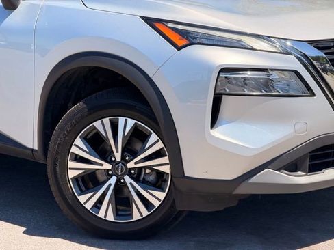 Used 2023 Nissan Rogue SV image 2