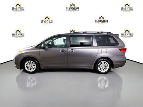 Used 2015 Toyota Sienna XLE w/ XLE Navigation Package FWD image 4