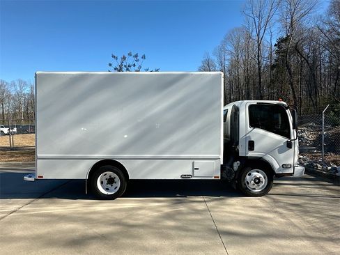 Used 2018 Isuzu NPR HD image 8