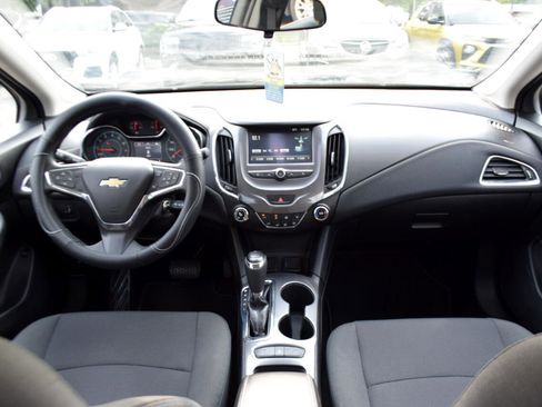 Used 2017 Chevrolet Cruze LT image 11