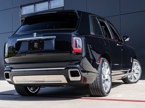 Used 2025 Rolls-Royce Cullinan image 2