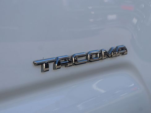 Certified 2020 Toyota Tacoma SR5 image 7
