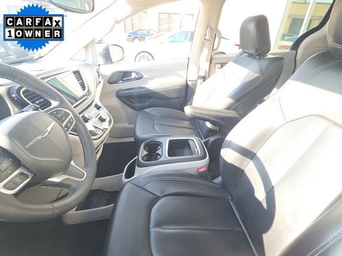 Used 2023 Chrysler Pacifica Touring-L image 5