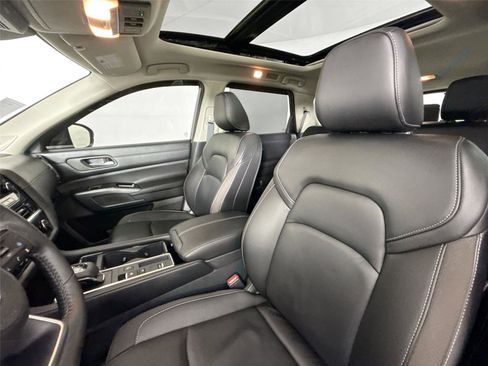 Used 2025 Nissan Pathfinder SL w/ SL Premium Package FWD image 3