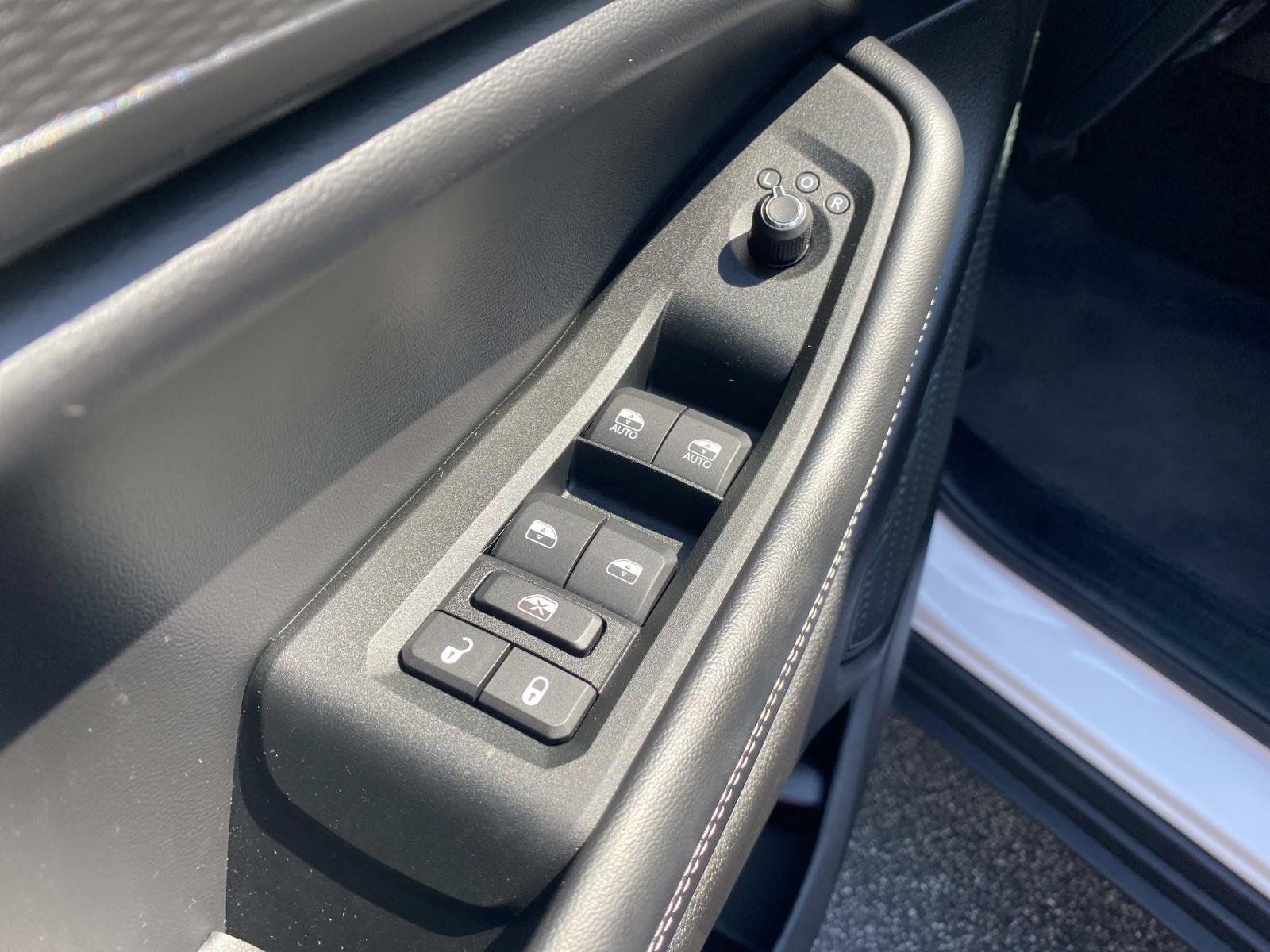 Used 2025 Jeep Grand Cherokee L Laredo RWD image 21