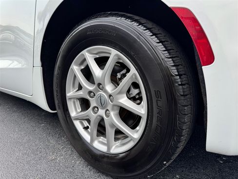 Used 2024 Chrysler Pacifica Touring-L FWD image 9