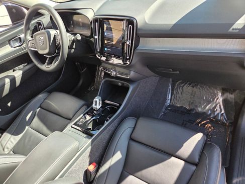 Used 2023 Volvo XC40 B5 Ultimate w/ Climate Package image 17