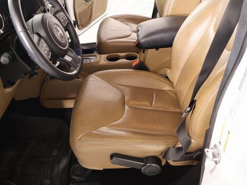 Used 2015 Jeep Wrangler Unlimited Sahara w/ Connectivity Group image 10