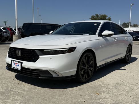 Used 2023 Honda Accord Touring image 9