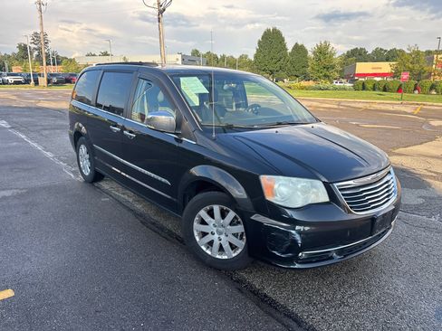 Used 2012 Chrysler Town & Country Touring-L w/ Entertainment Group #2 FWD image 16