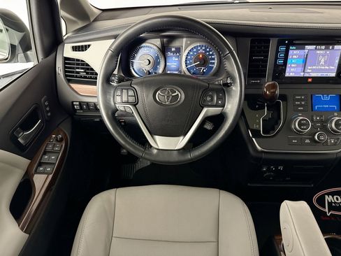 Used 2017 Toyota Sienna Limited Premium image 21