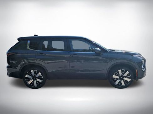 Used 2025 Mitsubishi Outlander SE FWD image 2