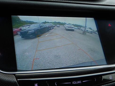 Used 2018 Cadillac XT5 FWD image 18