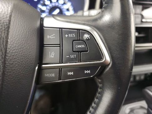 Used 2020 Toyota Highlander XLE AWD/4WD image 19