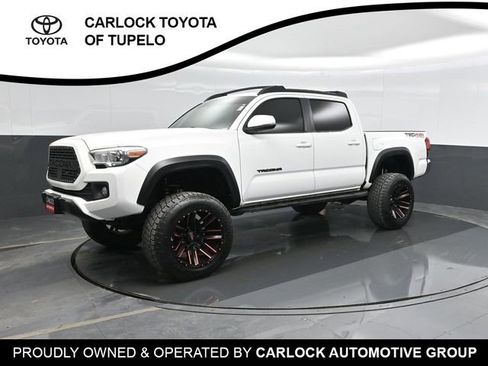 Used 2018 Toyota Tacoma TRD Off-Road AWD/4WD image 8