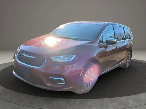 Used 2023 Chrysler Pacifica Limited FWD image 30