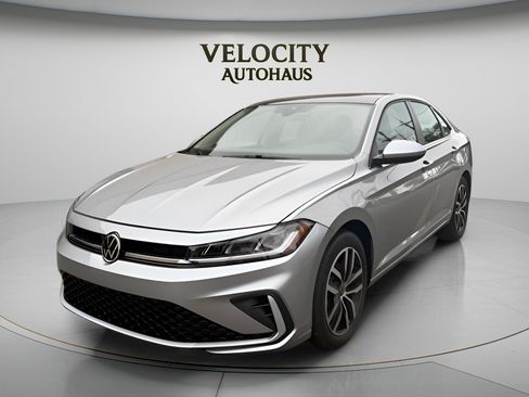 Used 2025 Volkswagen Jetta SE FWD image 3