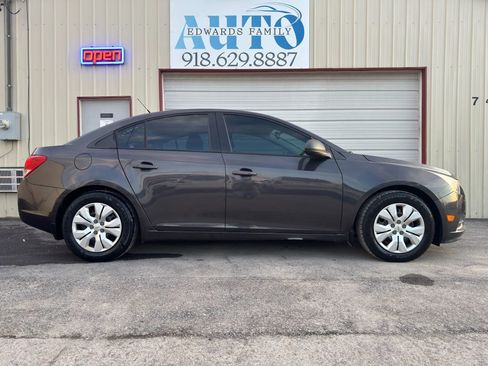 Used 2014 Chevrolet Cruze LS image 24