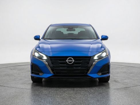 Used 2025 Nissan Altima 2.5 SV image 2