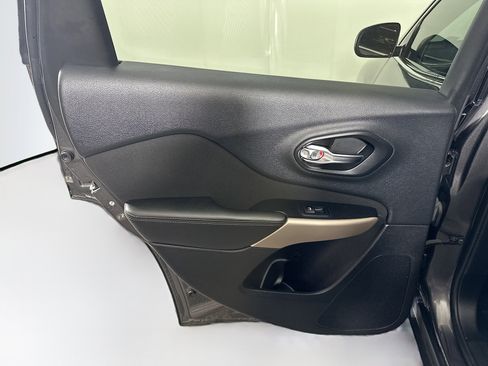 Used 2017 Jeep Cherokee Latitude image 24