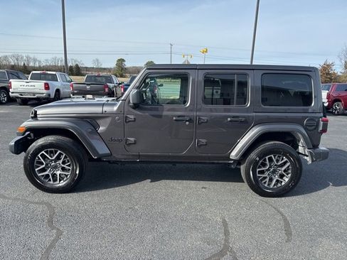 Used 2025 Jeep Wrangler Sahara image 11