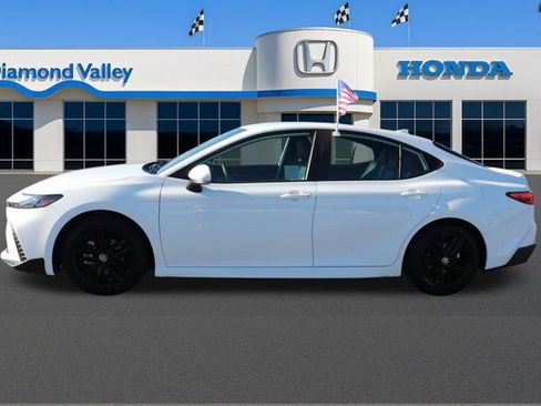 Used 2025 Toyota Camry SE image 7