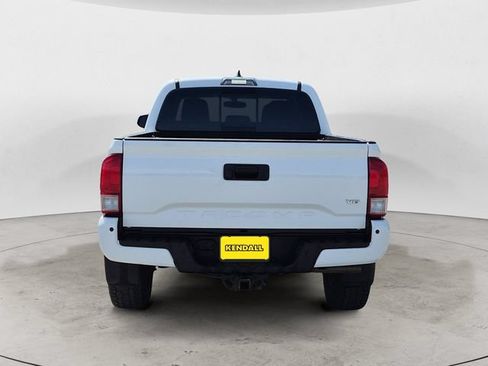 Used 2017 Toyota Tacoma TRD Sport w/ Premium & Technology Package AWD/4WD image 4