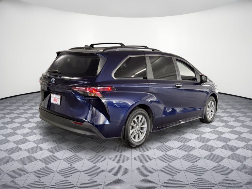 Used 2024 Toyota Sienna XLE FWD image 9