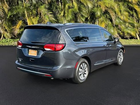 Used 2020 Chrysler Pacifica Touring-L Plus w/ Advanced Safetytec Group image 5