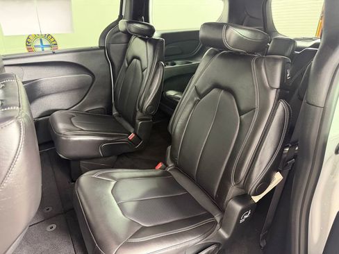 Used 2025 Chrysler Pacifica Select FWD image 14