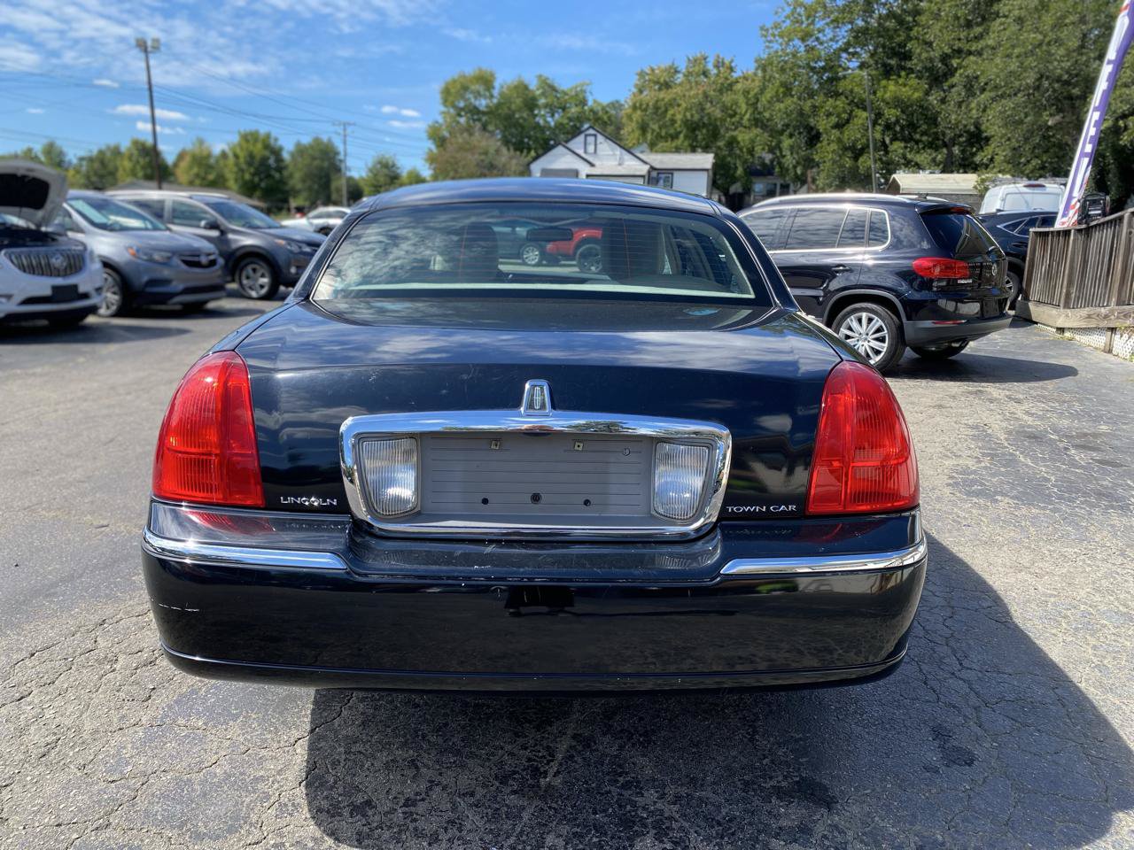 Used 2011 Lincoln Town Car Signature Limited RWD image 6