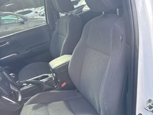 Used 2017 Toyota Tacoma TRD Sport w/ Tow Package (A/T) image 10