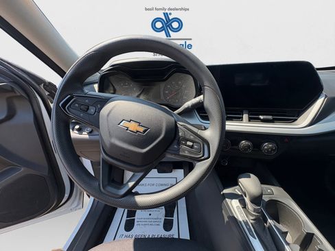 Used 2025 Chevrolet Trax LS FWD image 12