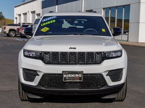 Used 2023 Jeep Grand Cherokee Altitude AWD/4WD image 2