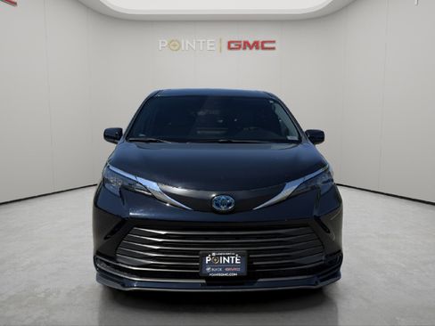 Used 2025 Toyota Sienna LE FWD image 8