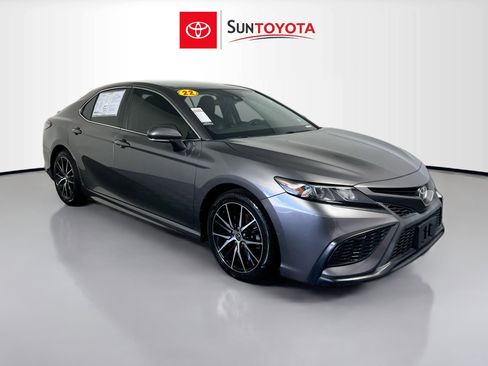 Used 2022 Toyota Camry SE image 1