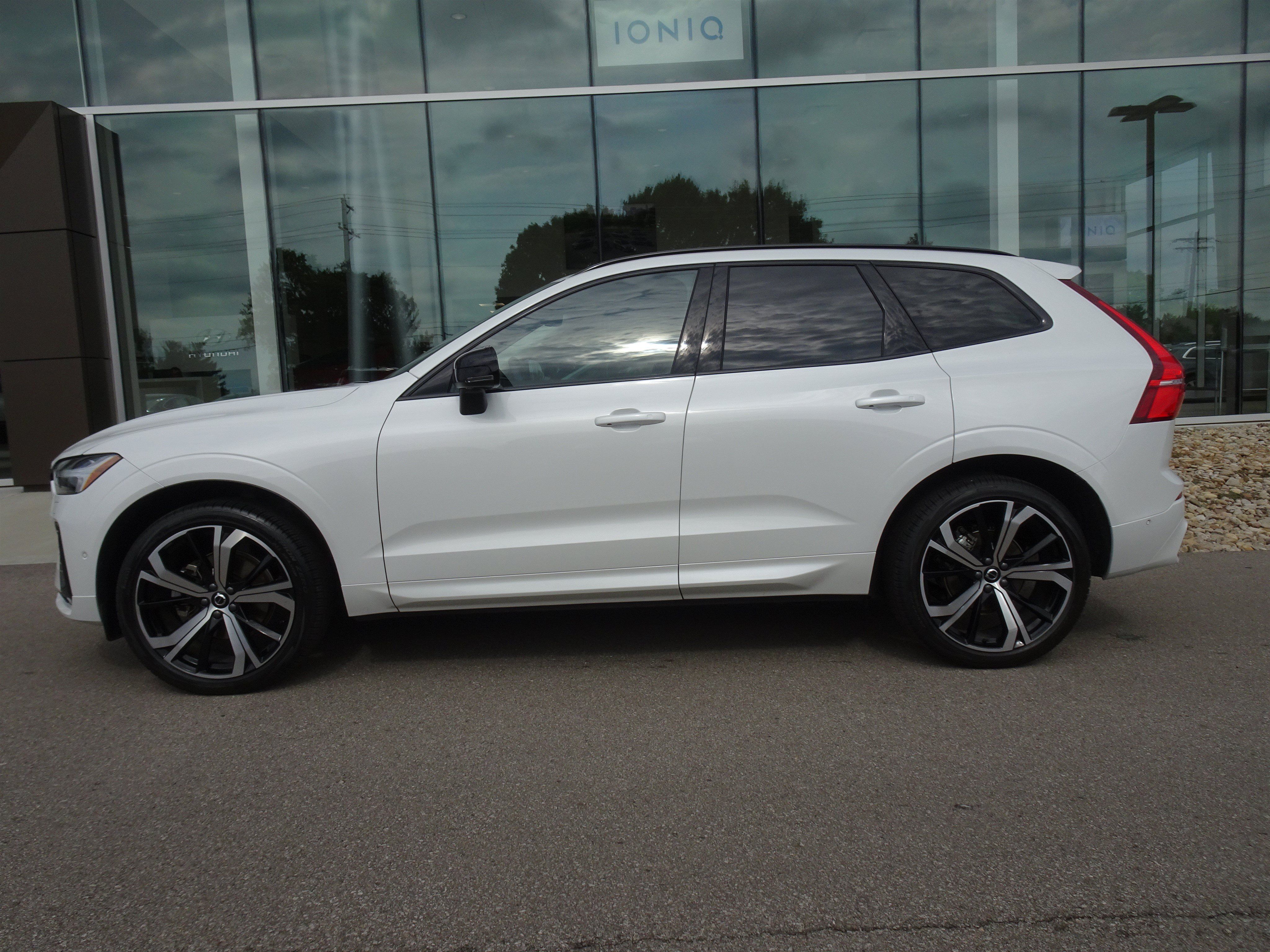 Used 2025 Volvo XC60 B5 Ultra w/ Protection Package Premier AWD/4WD image 2