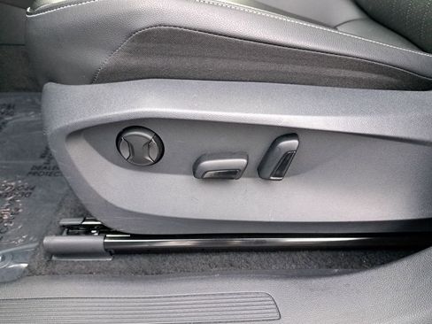 Used 2024 Volkswagen Tiguan SE image 37