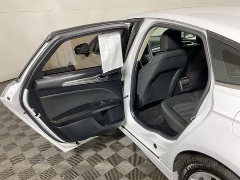 Used 2020 Ford Fusion SE image 27