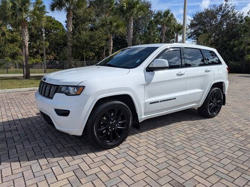 Used 2022 Jeep Grand Cherokee Laredo X image 3
