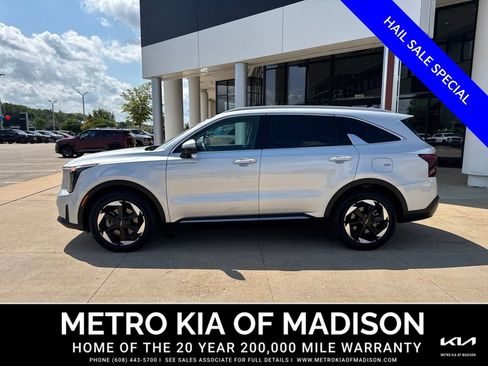 Used 2025 Kia Sorento EX FWD image 2