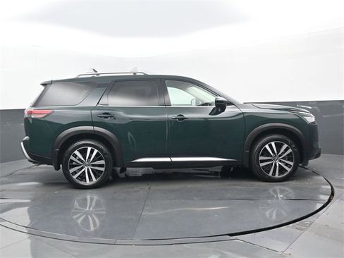 Used 2024 Nissan Pathfinder Platinum image 2