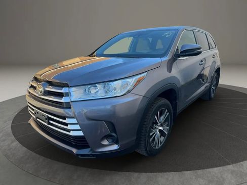 Used 2019 Toyota Highlander LE AWD/4WD image 1