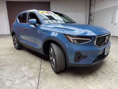 Used 2024 Volvo XC40 B5 Plus AWD/4WD image 6