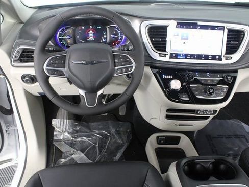 Used 2024 Chrysler Pacifica Select image 10