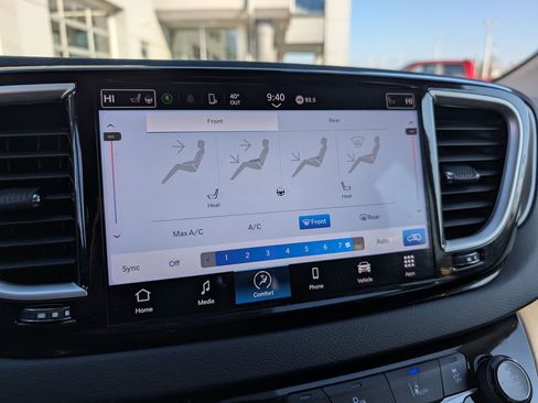 Used 2024 Chrysler Pacifica Touring-L image 24