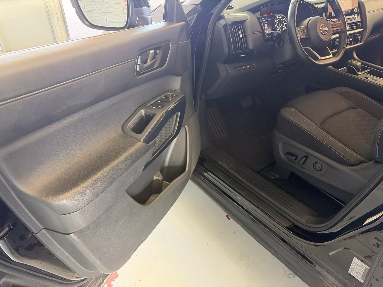 Used 2025 Nissan Pathfinder SV AWD/4WD image 9