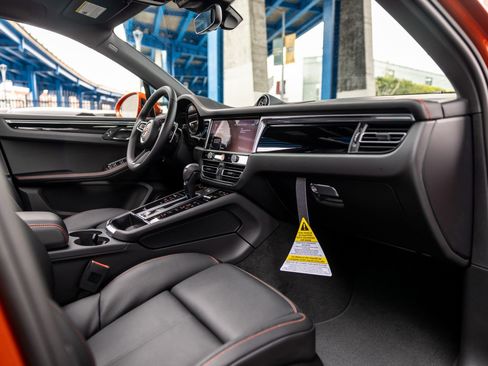 Certified 2025 Porsche Macan AWD/4WD image 56
