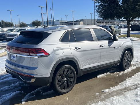 Certified 2025 Volkswagen Atlas Cross Sport SE w/ Panoramic Sunroof Package image 10