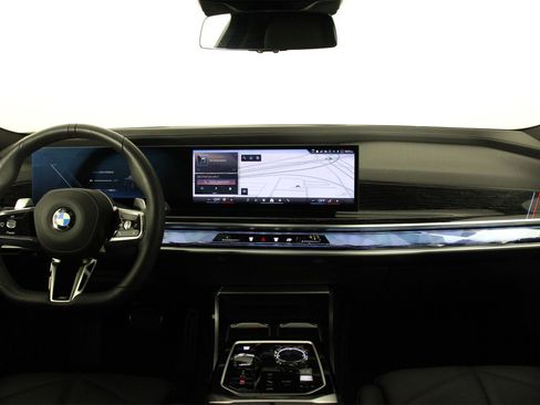 Used 2025 BMW 740i image 7